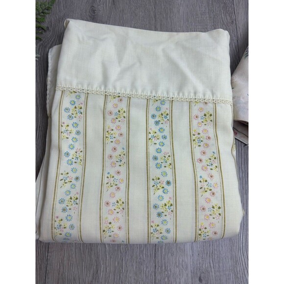 Lot Of 2 Vintage Bed Sheets Shabby Floral Poly Cotton Crafting Quilt Fabric READ - Picture 3 of 6